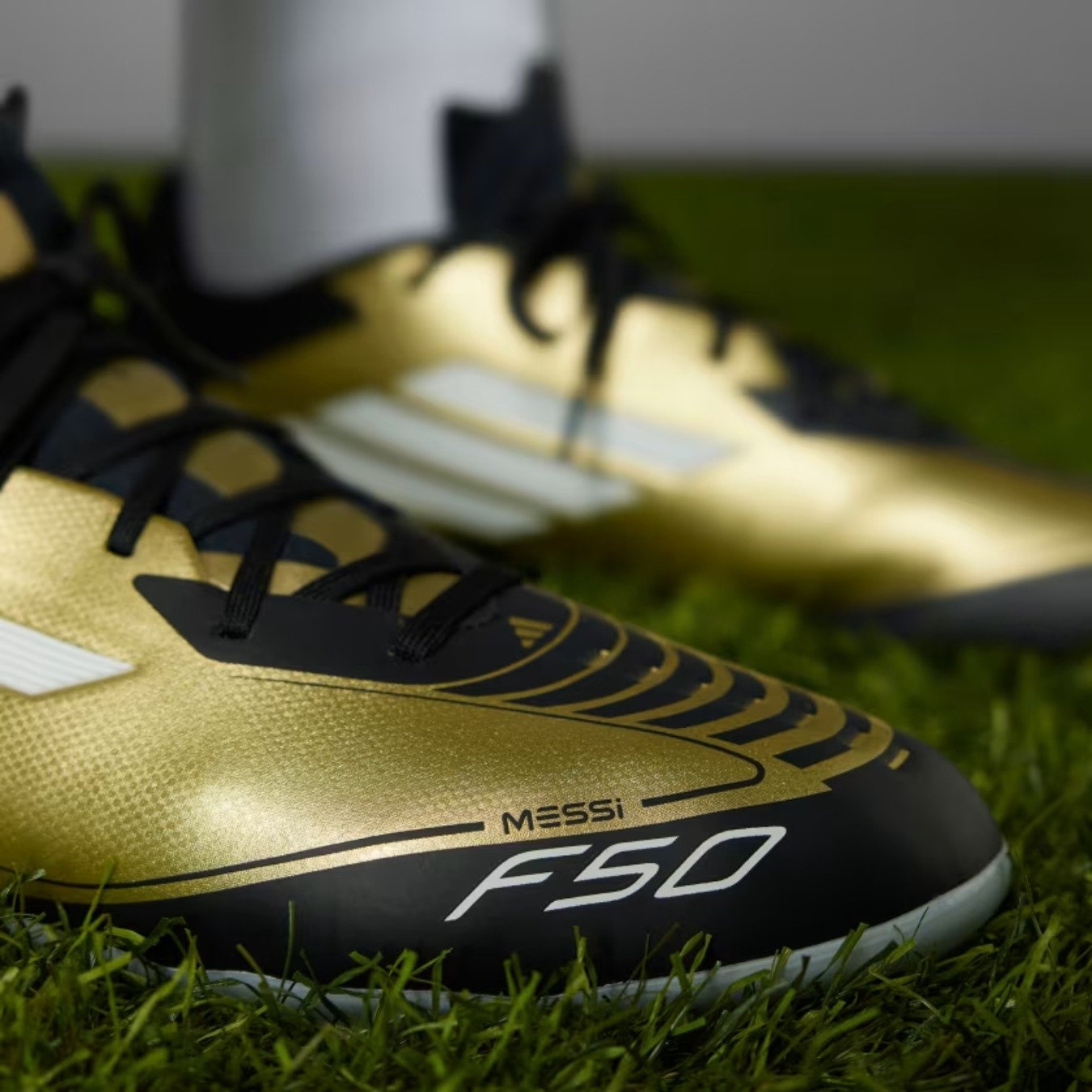 Chuteira Campo Messi F50 League Firm Multi-Ground - Ouro - KellesNet