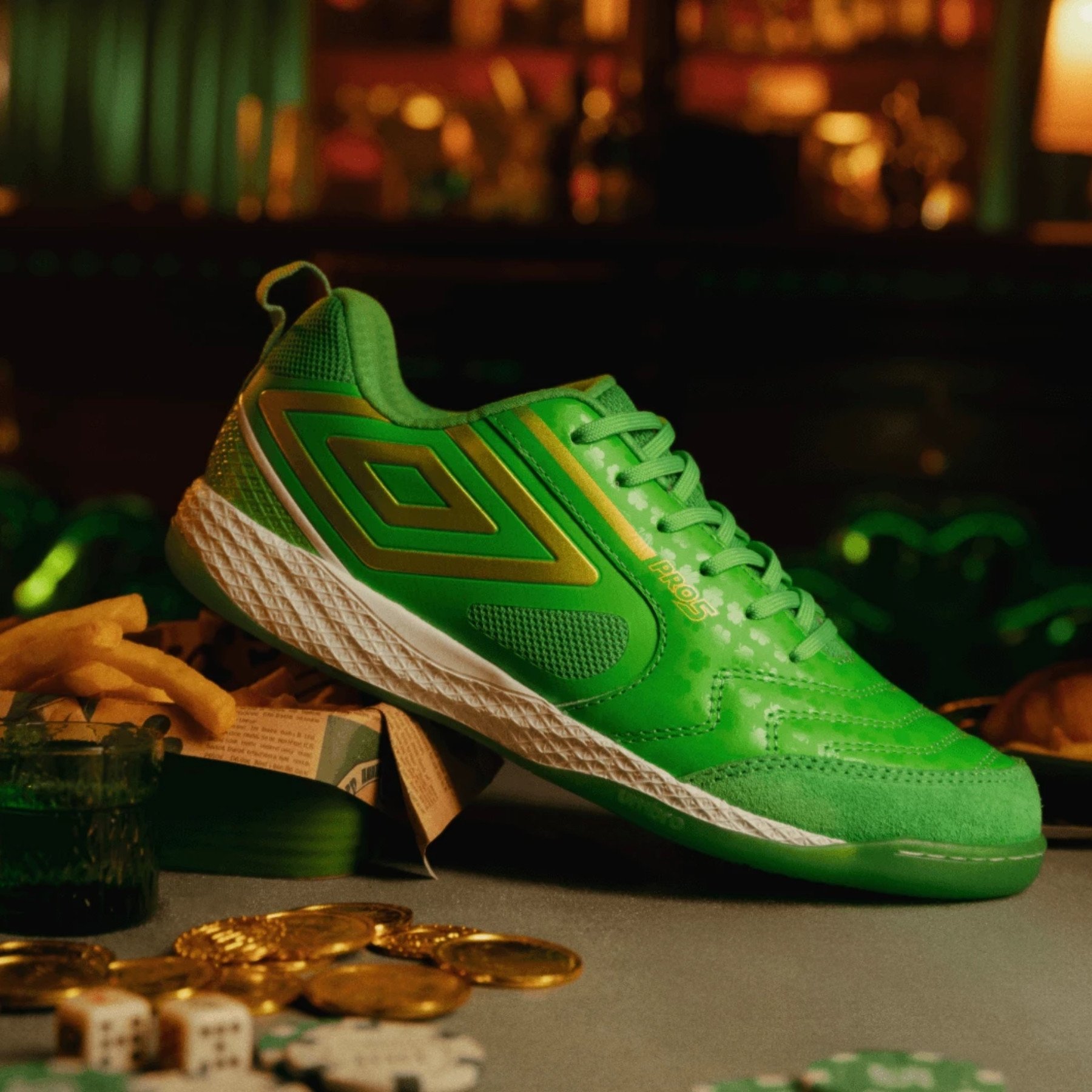 Umbro pro 5　ターフ　futsal soccer Chuteira Futsal Umbro Pro 5 Bump Club Masculina Preto / Laranja